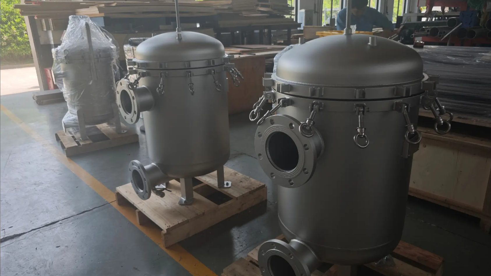 Basket type pipeline strainer with high debris-holding capacity
