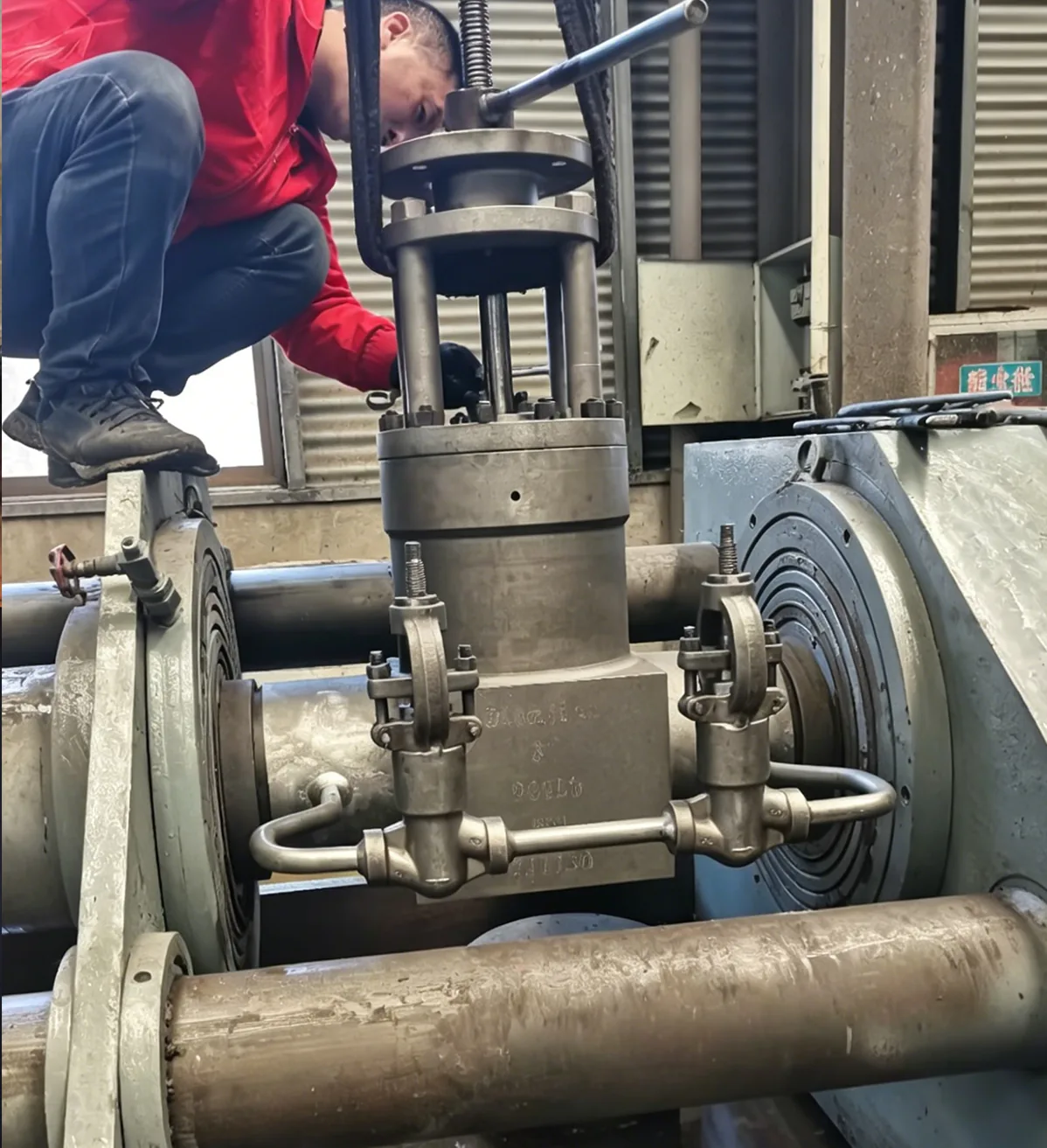 Valve testing equipment and inspection work in the Vornet workshop