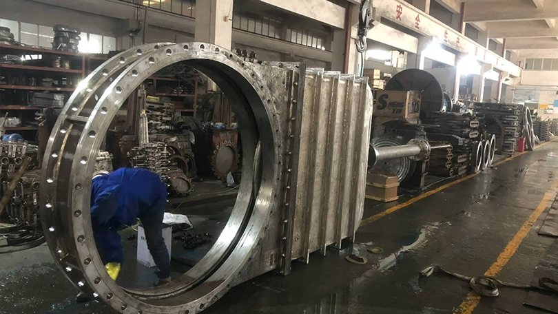 Knife gate valve side profile showing gate mechanism