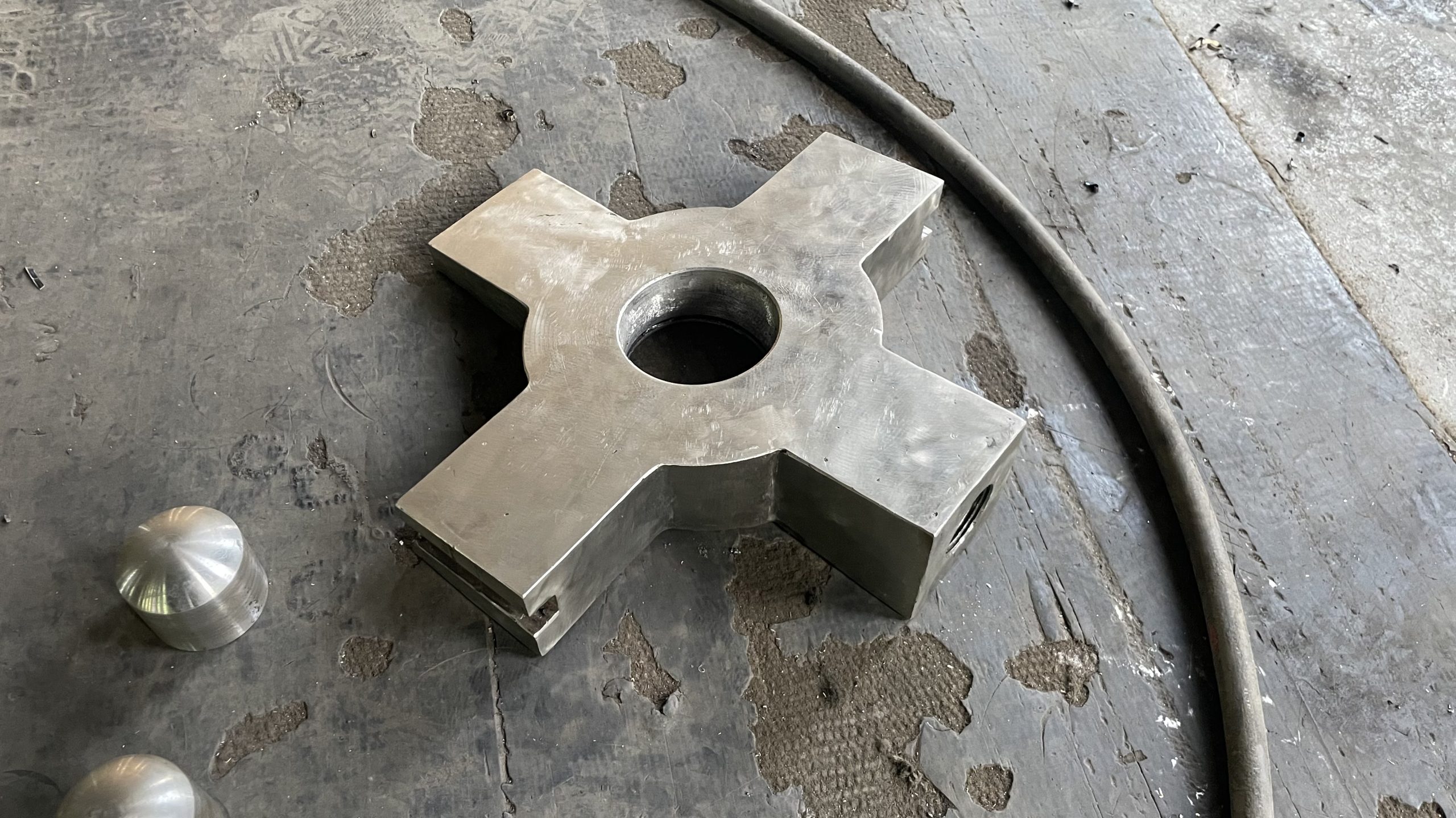 Machined crosshead component for the DN400 PN25 gate valve