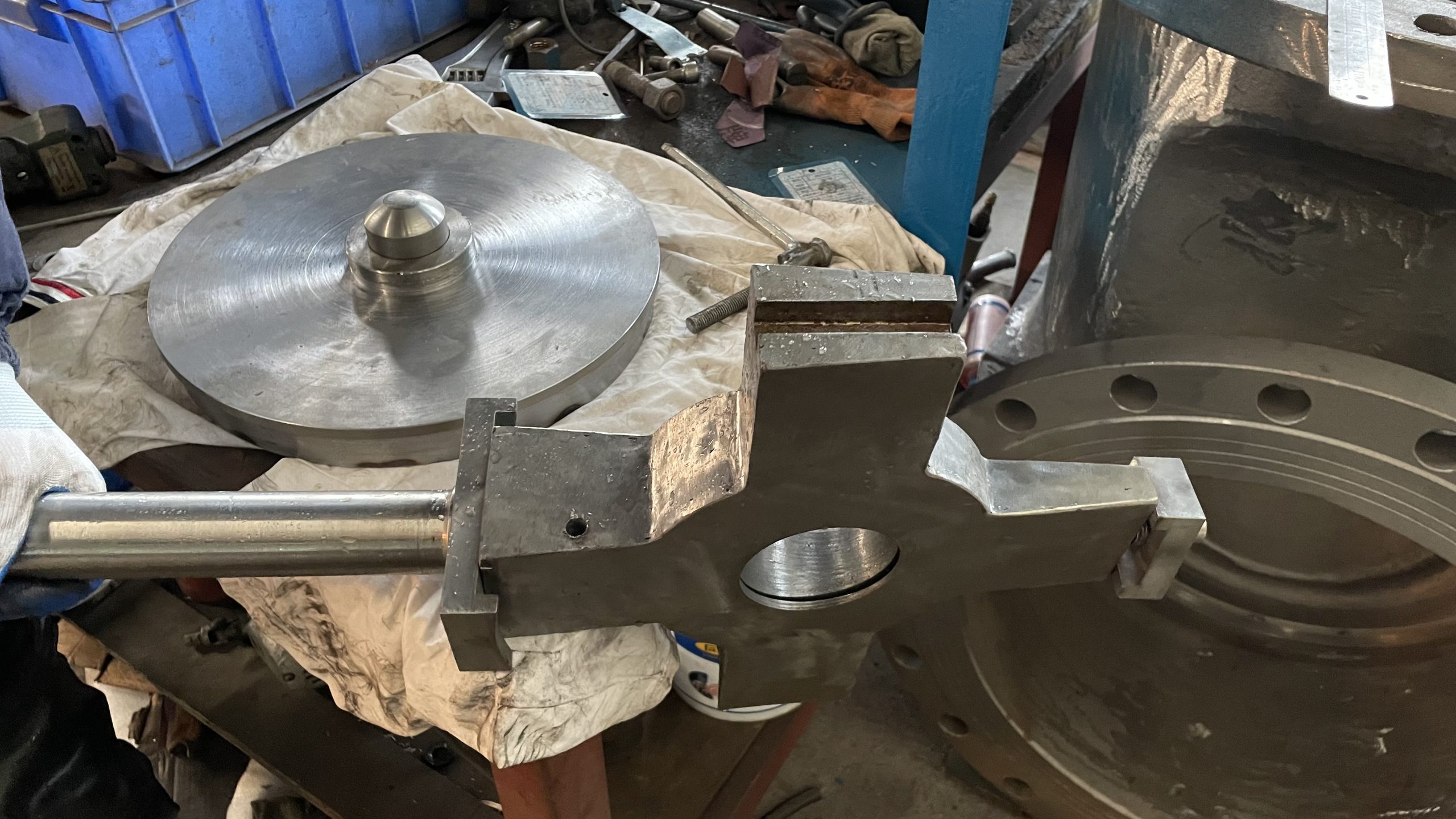 Gate disc, crosshead and stem components for DN400 PN25 valve assembly