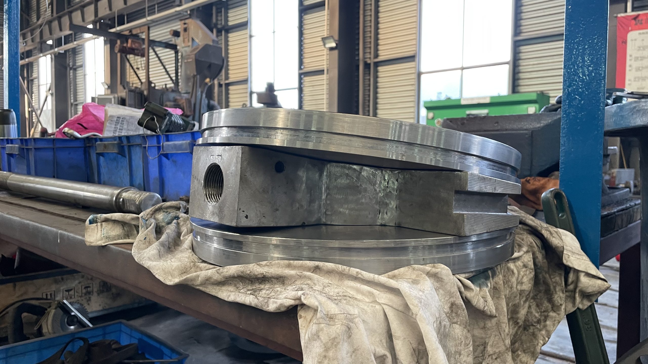 Side view of the completed DN400 PN25 double-disc gate assembly