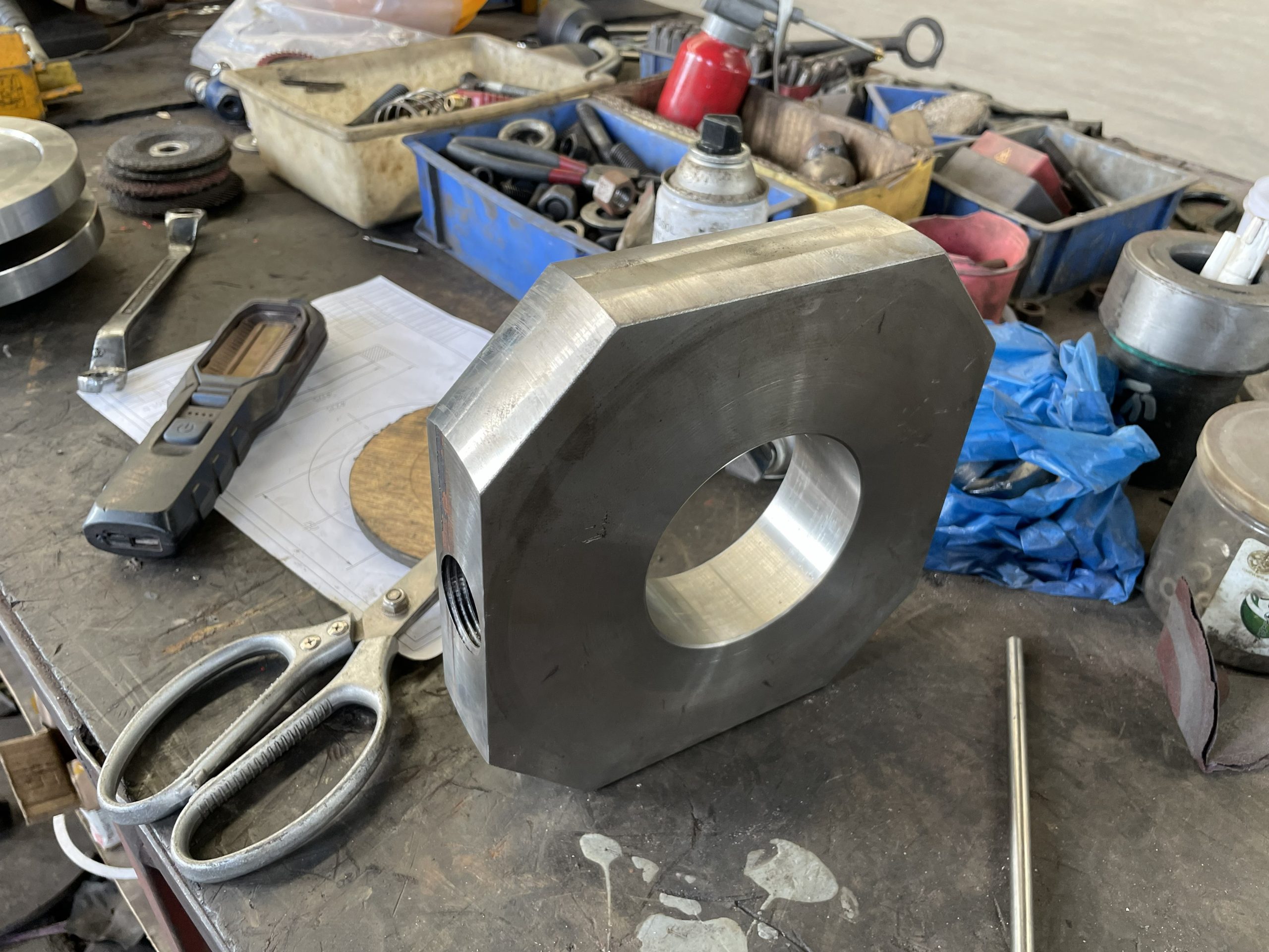 Machined crosshead component for parallel double-disc gate valve