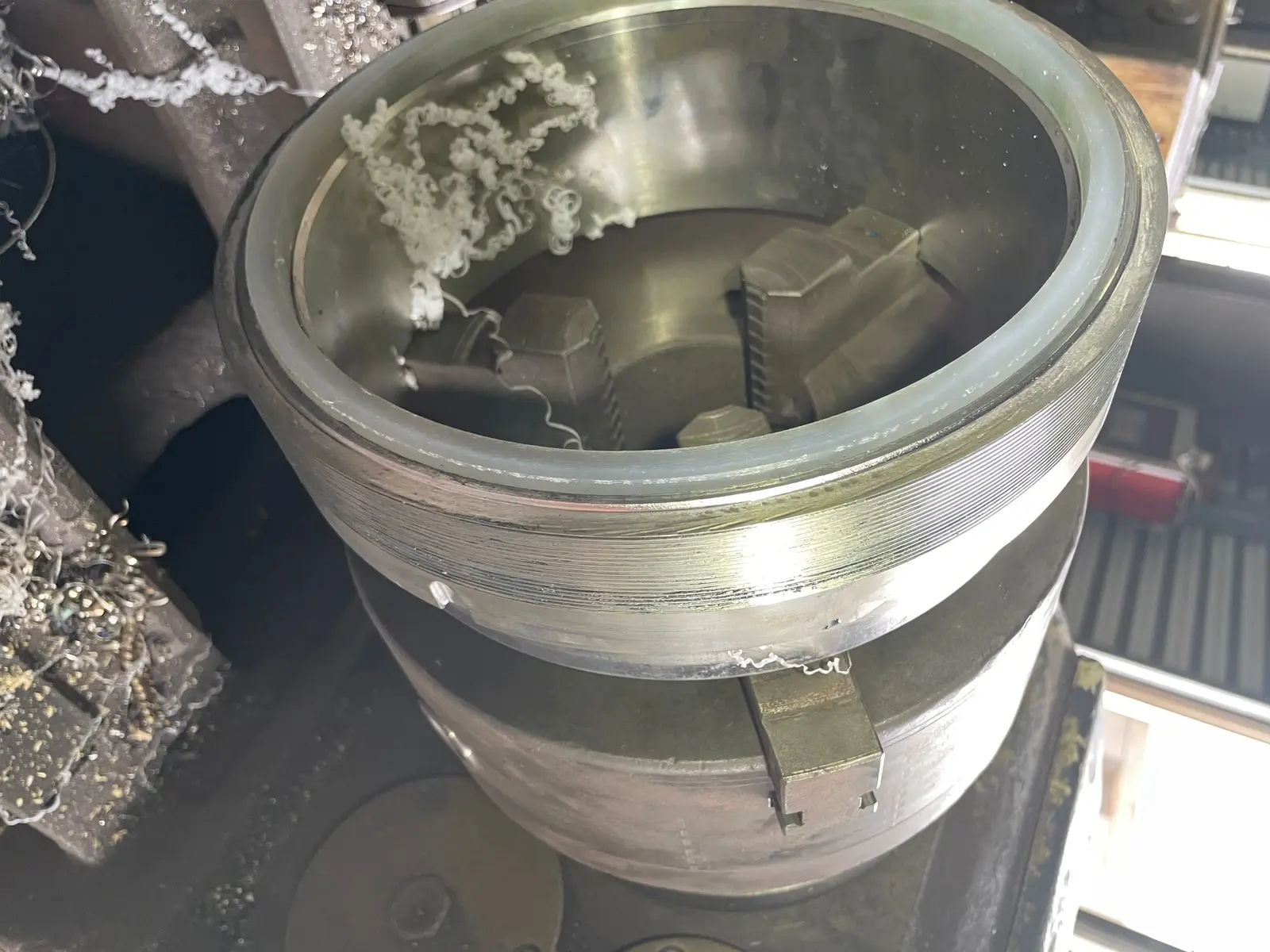 Cryogenic ball valve seat assembly with machined sealing components
