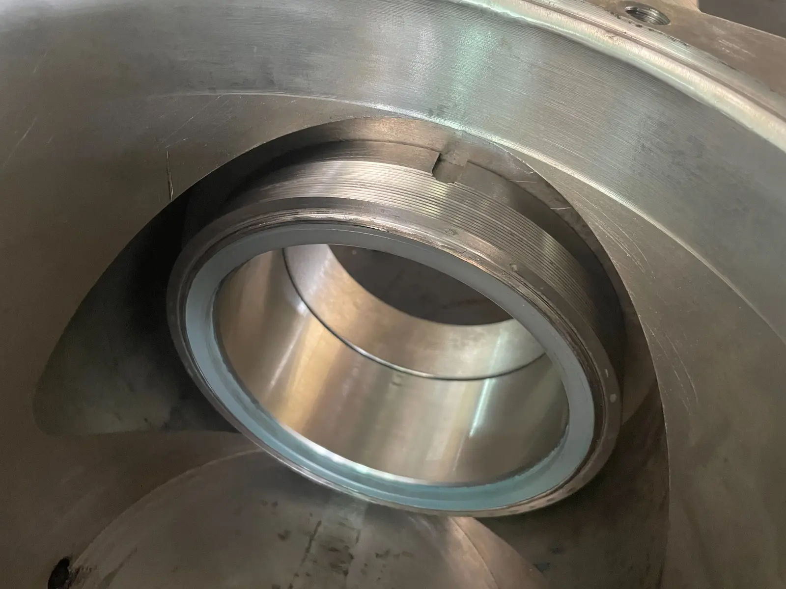 Machined seat pocket inside F316 ball valve body