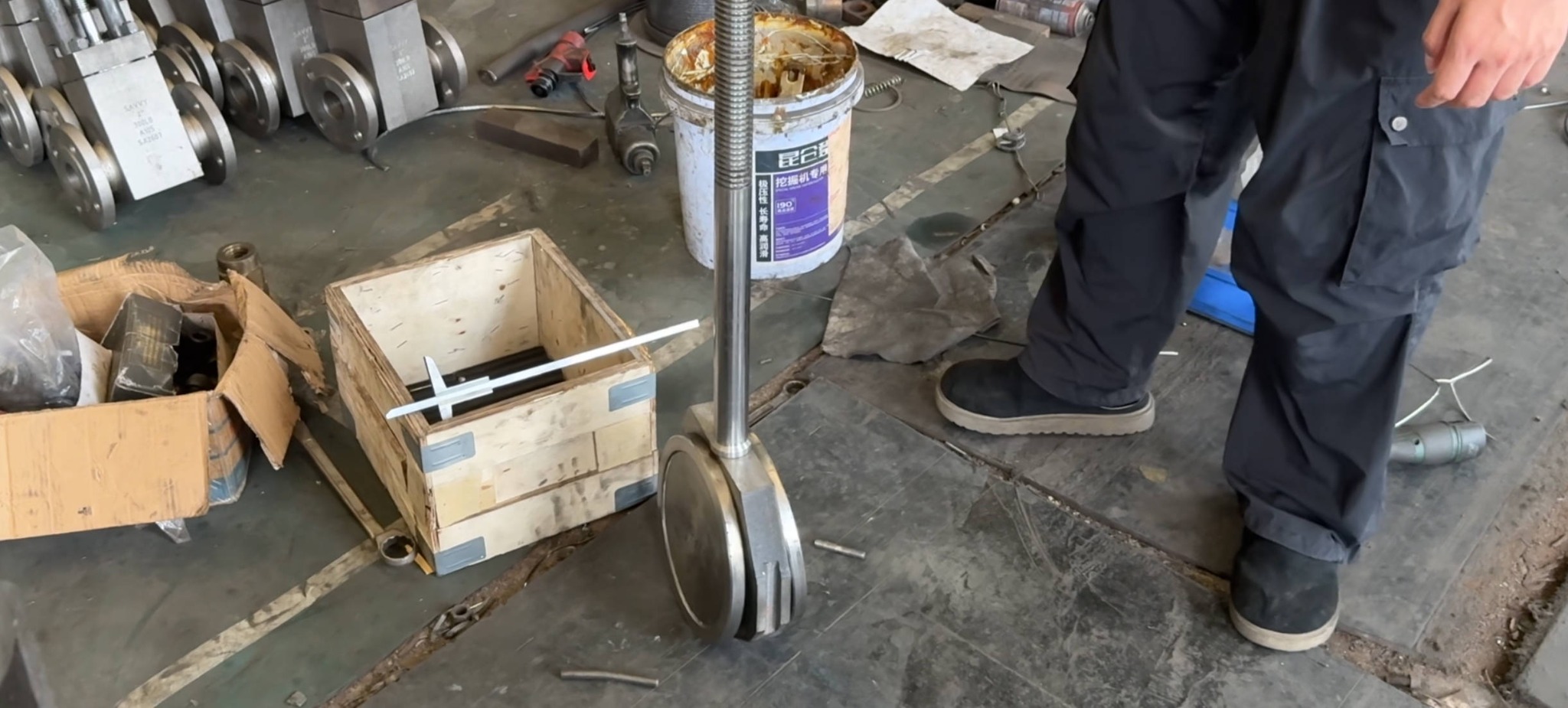 8 inch Class 300 WC6 parallel double-disc gate and stem assembly