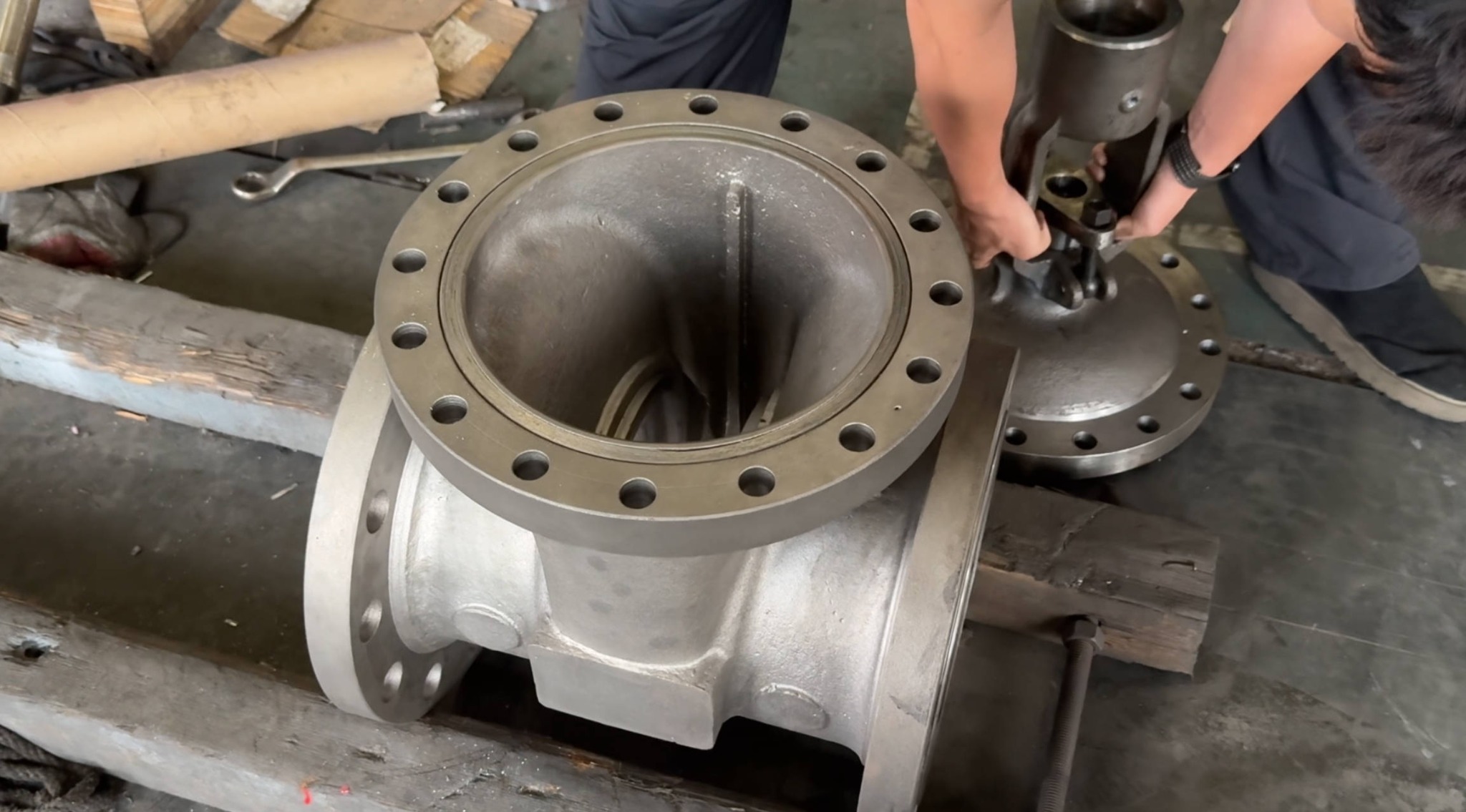 WC6 valve body with double-disc closure assembly positioned inside