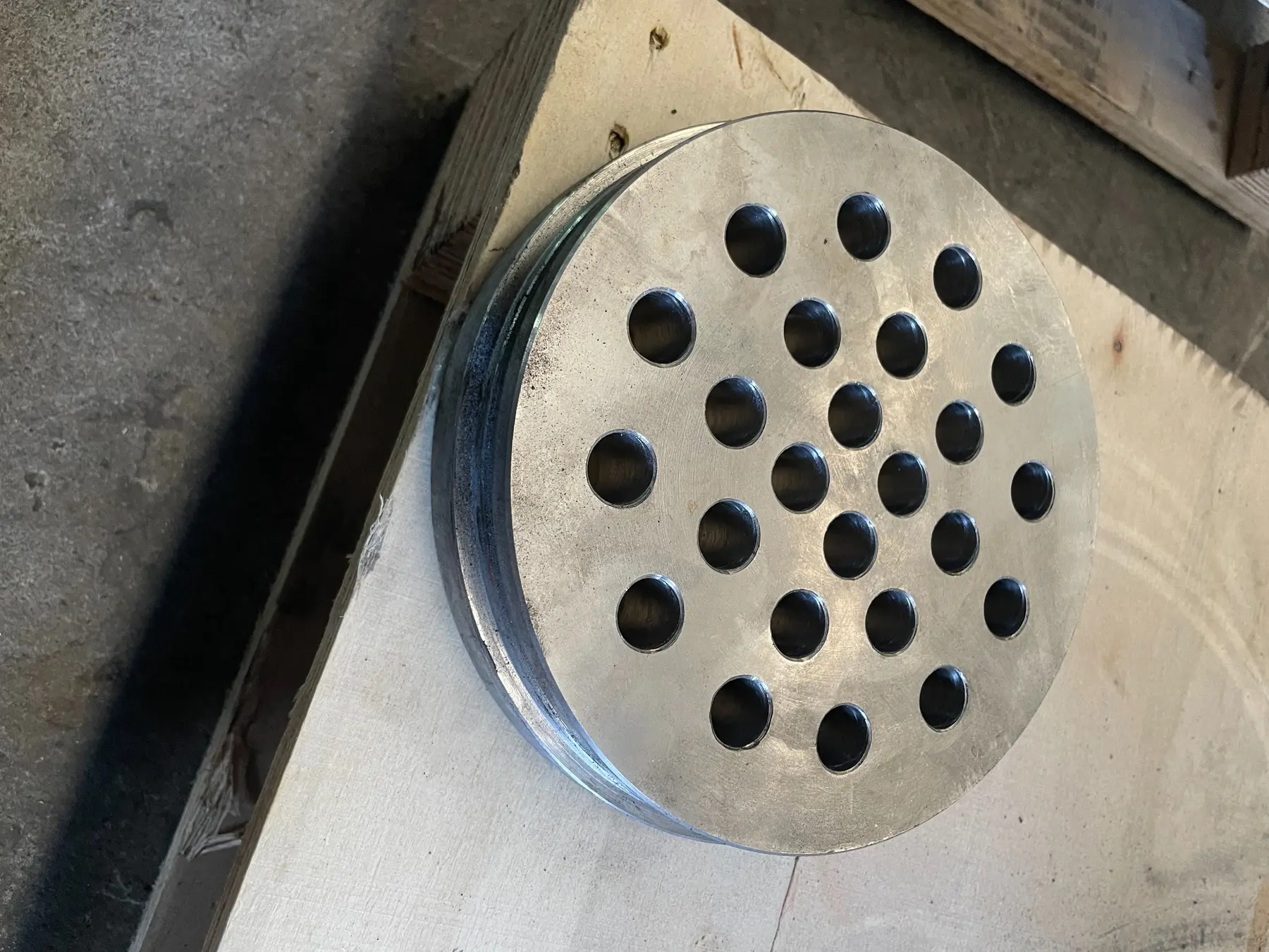Perforated internal component for pump protection valve