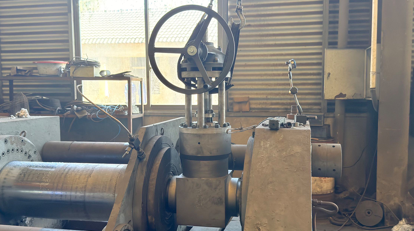 Pressure test setup for the 6 inch Class 1500 A105 pressure-seal forged steel gate valve